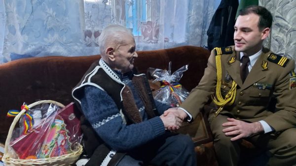 Veteran de război din Orhei, omagiat la 103 ani de Ambasada României la Chișinău și Biroul Atașatului Apărării